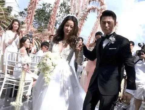 林心如一家四口，谢霆锋承认三胎是亲生