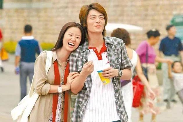 林心如一家四口，谢霆锋承认三胎是亲生